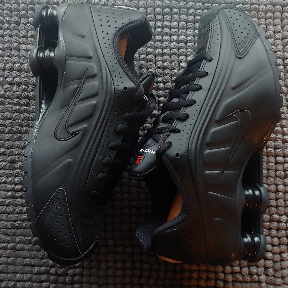 New women's Nike Shox R4